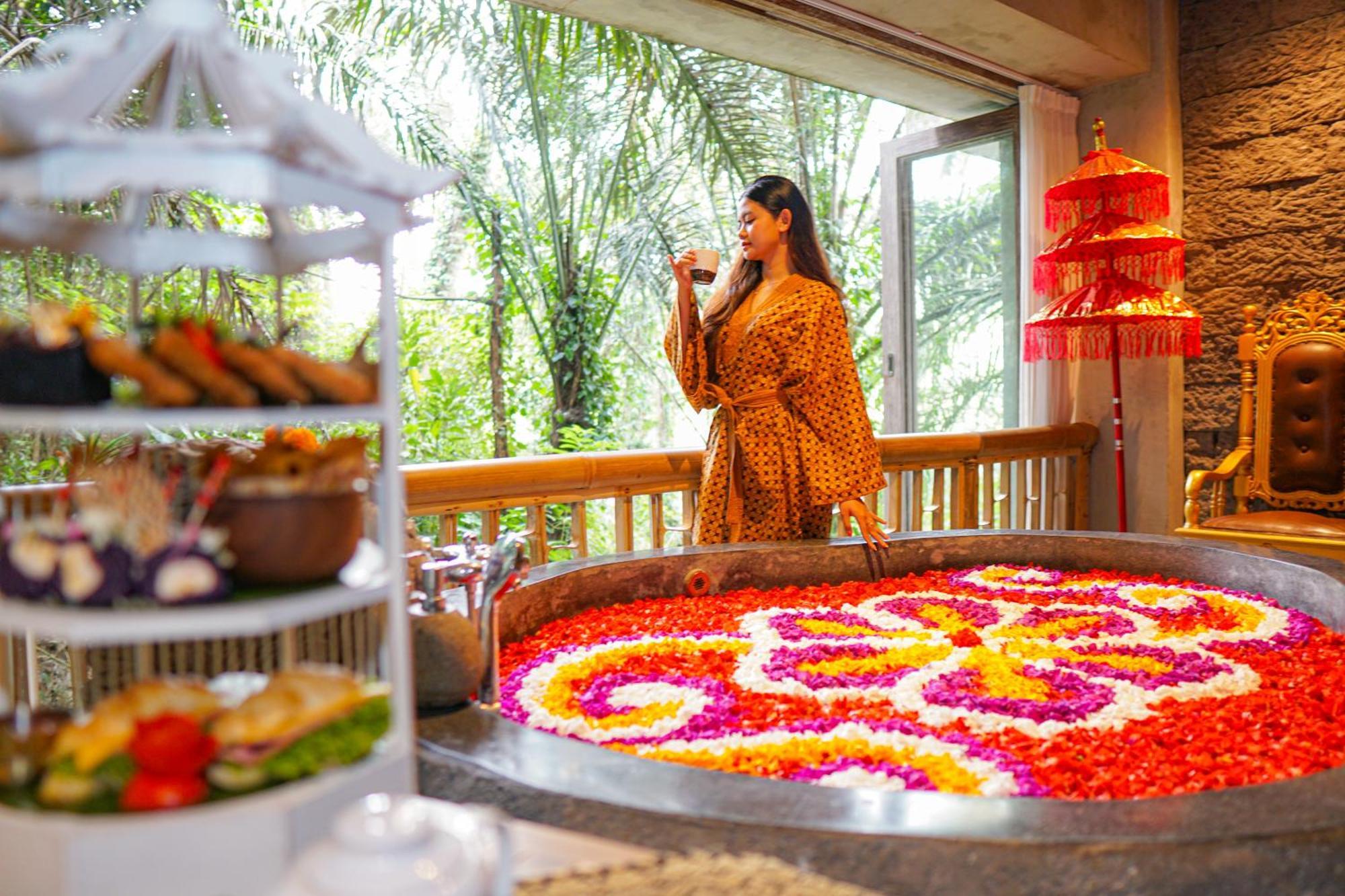 Kastara Resort Ubud Exteriér fotografie A woman enjoying the spa at the resort
